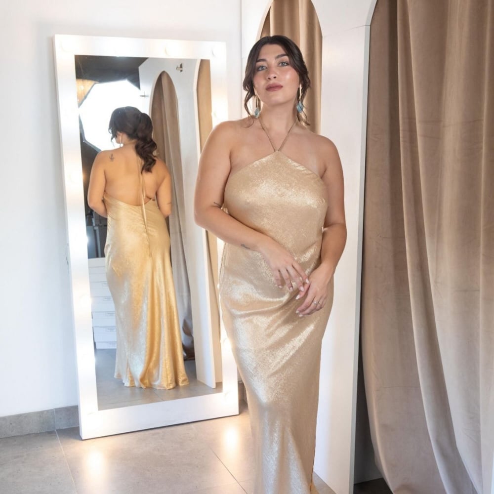Vestido Largo Dorado Satinado con Espalda Descubierta