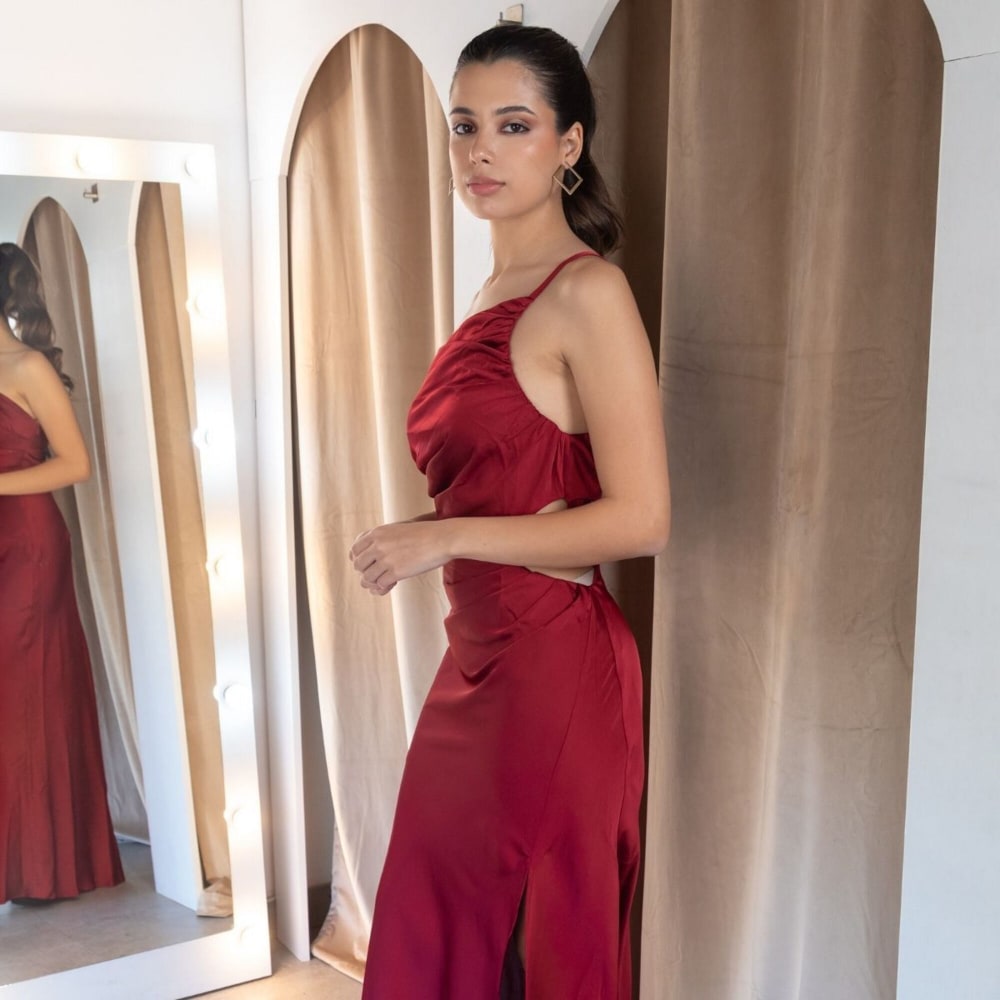 Vestido Largo Bordó Satén Escote Asimétrico y Cut-outs