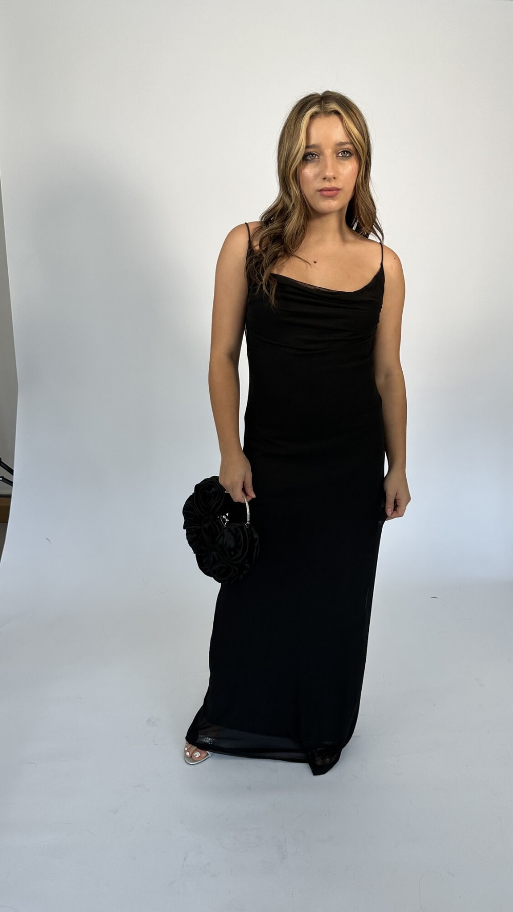 Vestido Largo con Cuello Cascada Negro