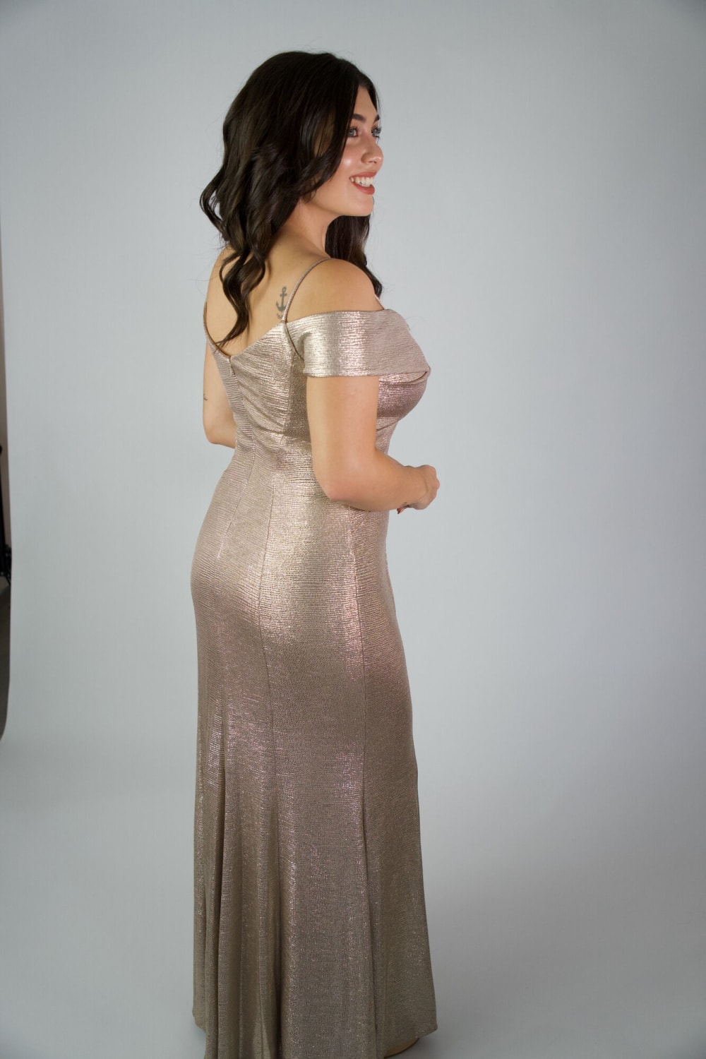 Vestido Largo con Detalle en Mangas Dorado con Tajo