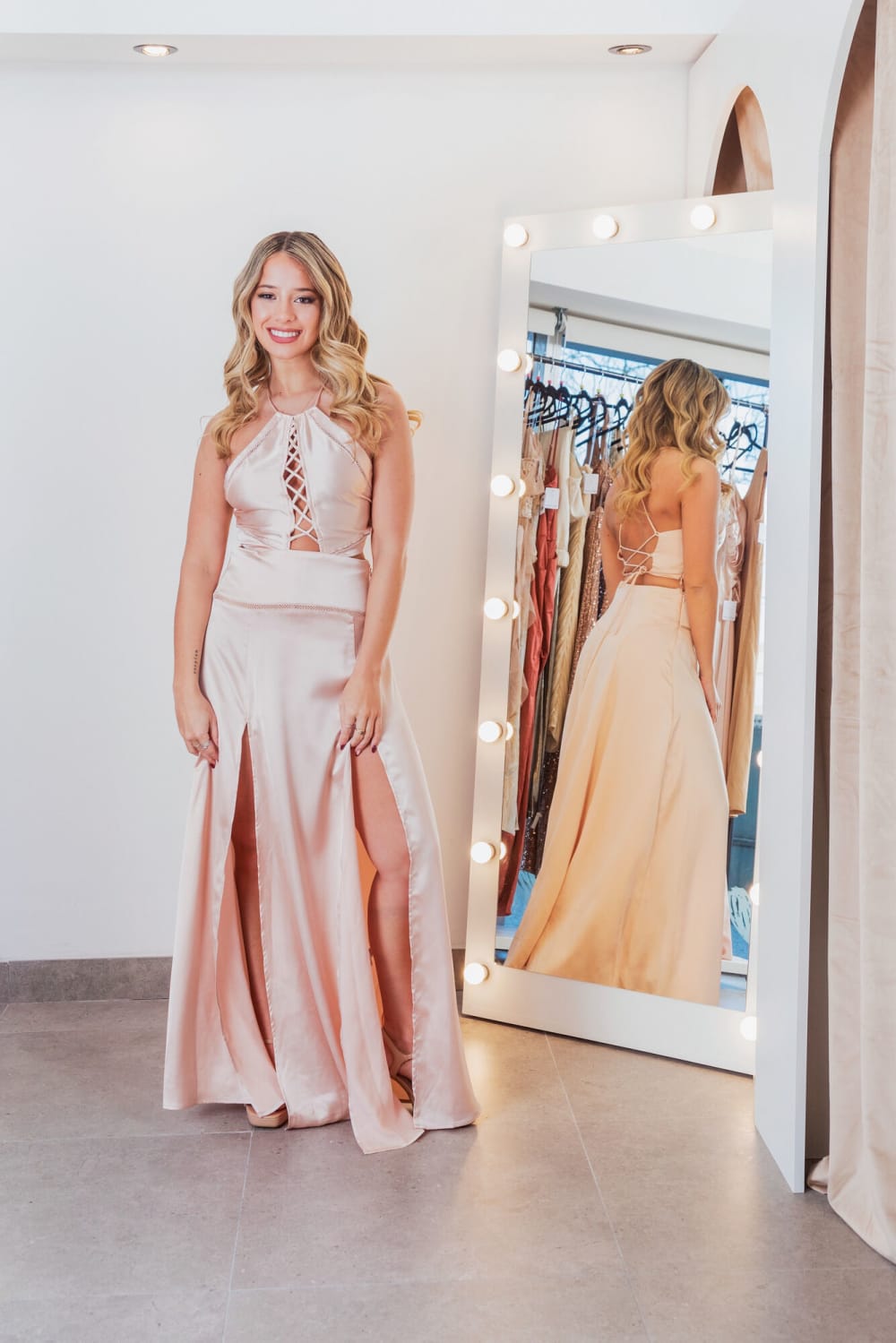 Vestido Largo con Doble Tajo  y Escote Trenzado