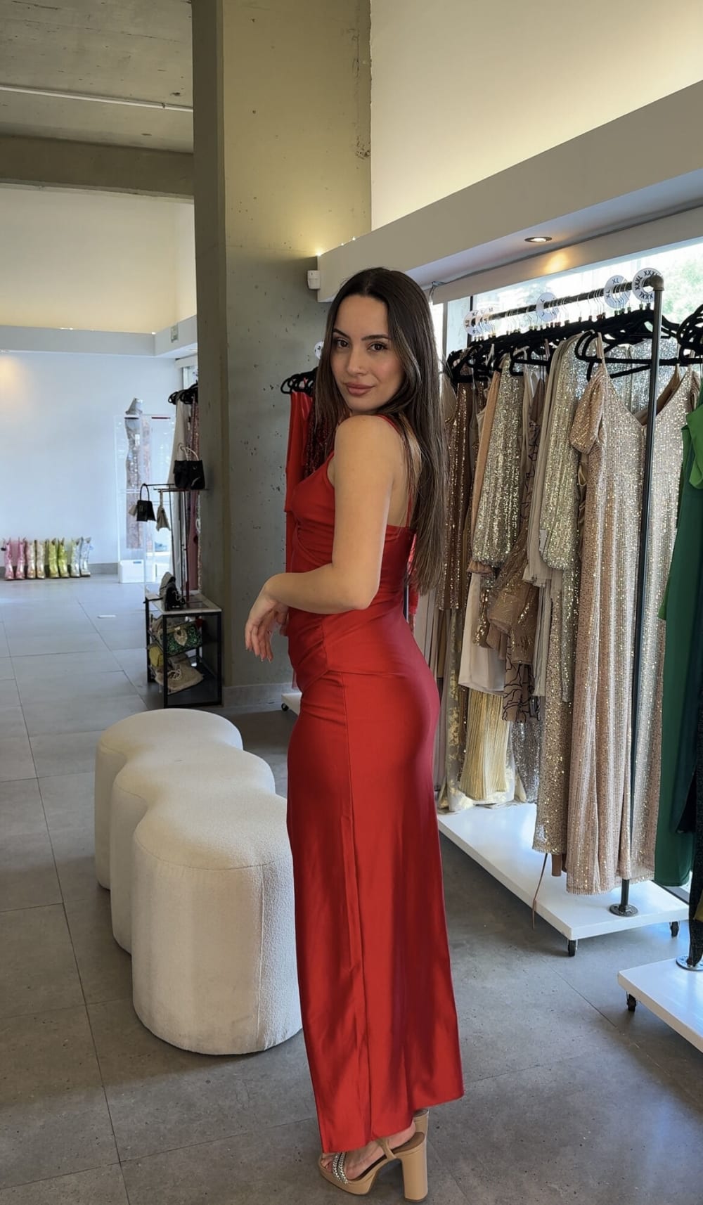 Vestido Largo con Tajo Rojo
