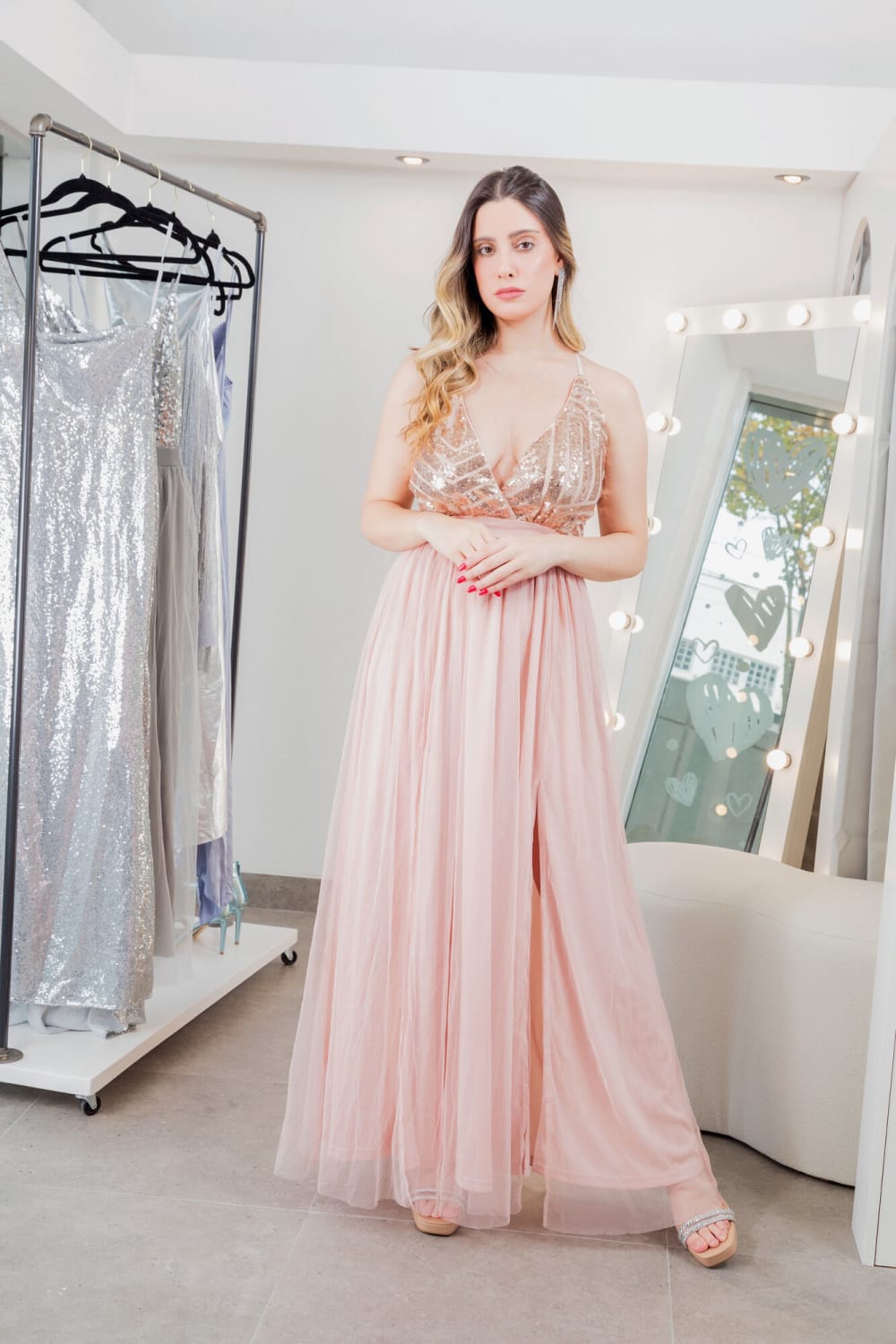 Vestido Largo con Tajo Rose Gold Escote de Brillo y Falda Tull