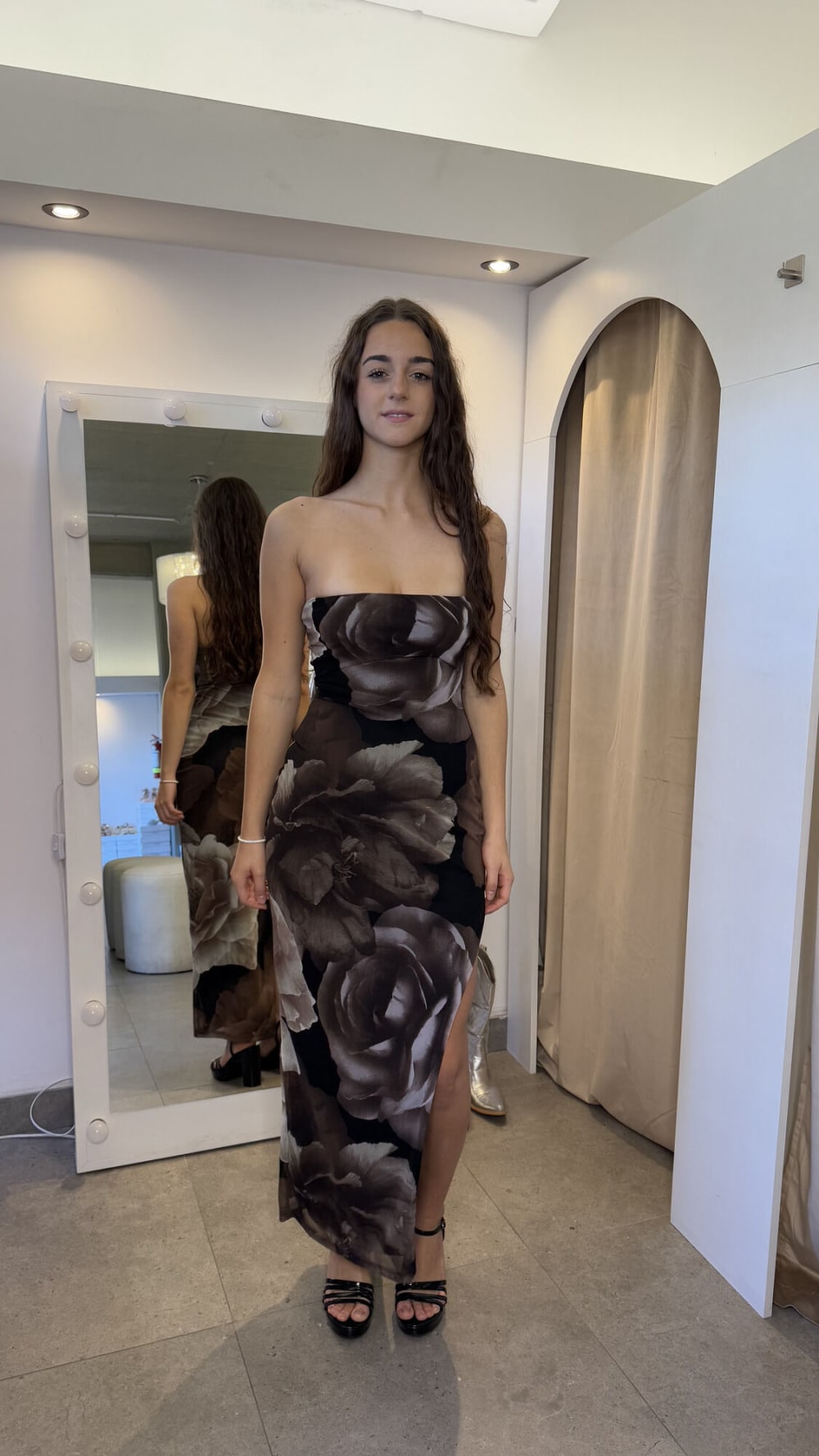Vestido Largo con Tajo Strapless Microtul Negro con Flores Marrones