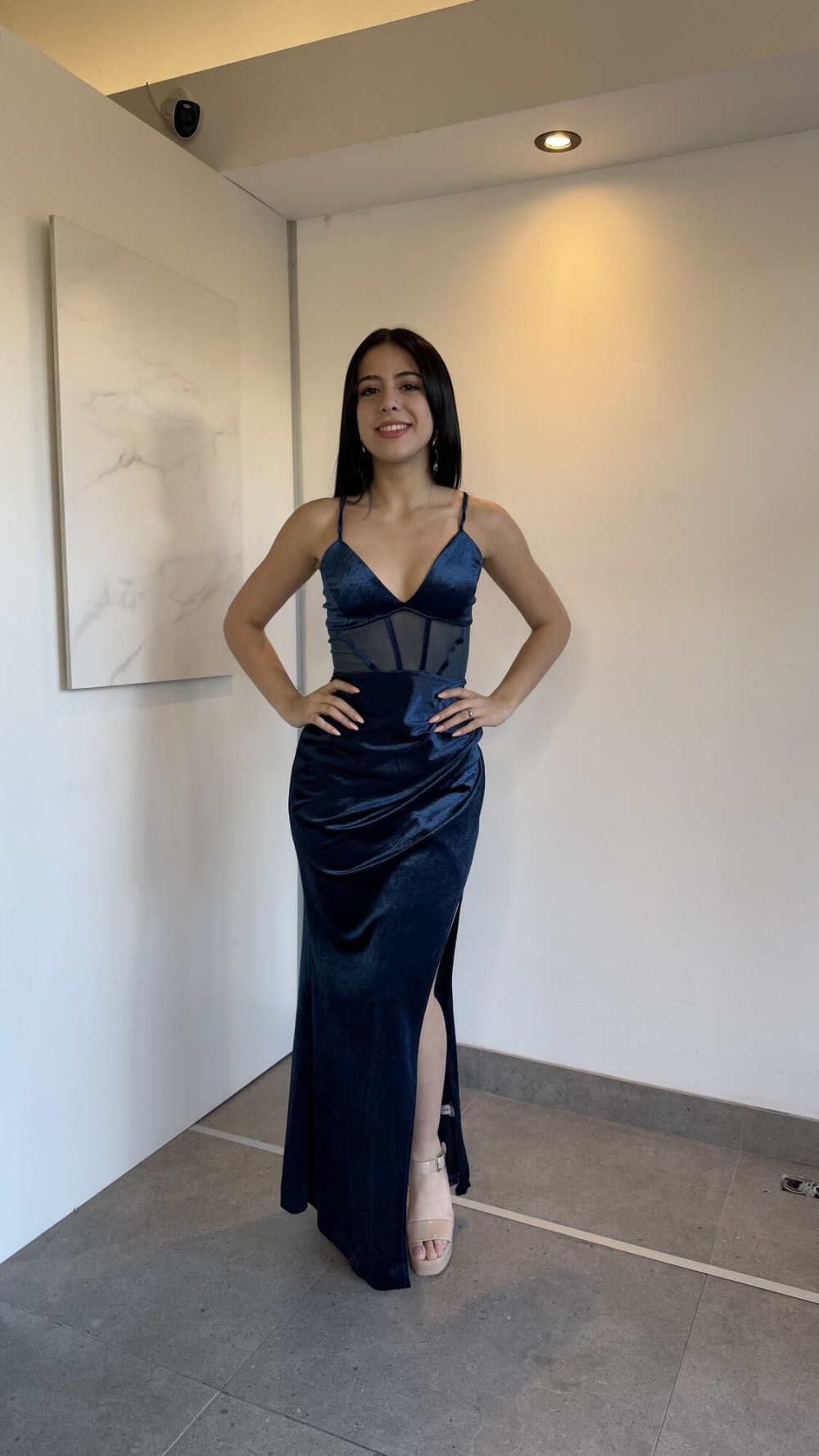 Vestido Largo con Tajo Terciopelo Azul Detalle en Corset