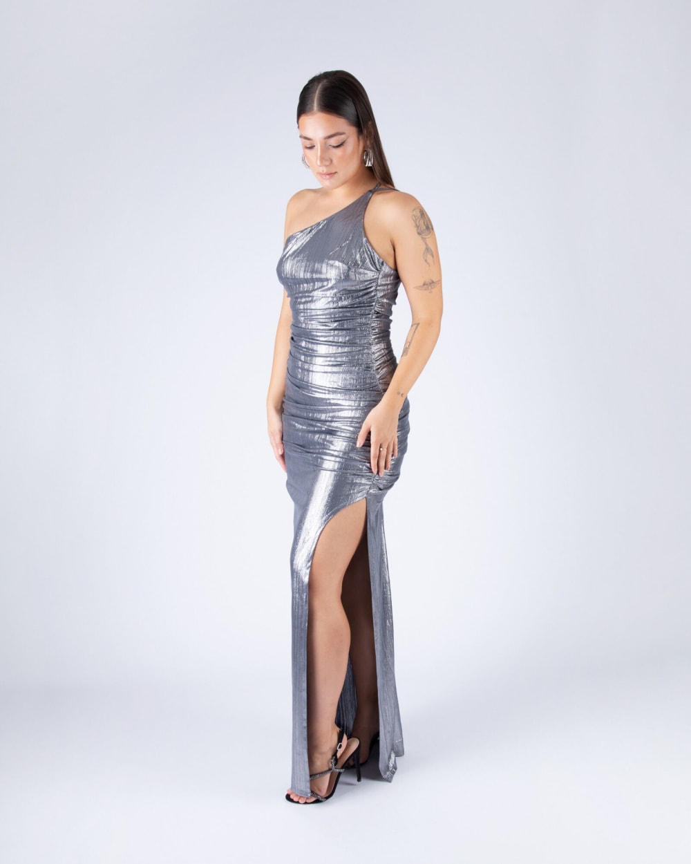 Vestido Largo con Tajo un Hombro Plateado