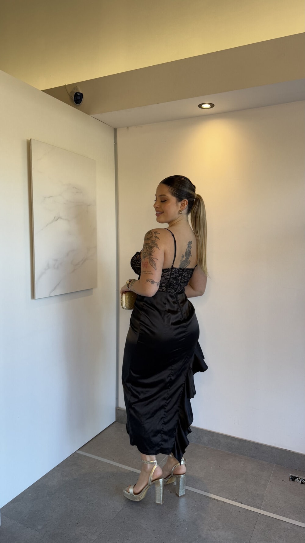 Vestido Largo con Tajo Volados y Encaje