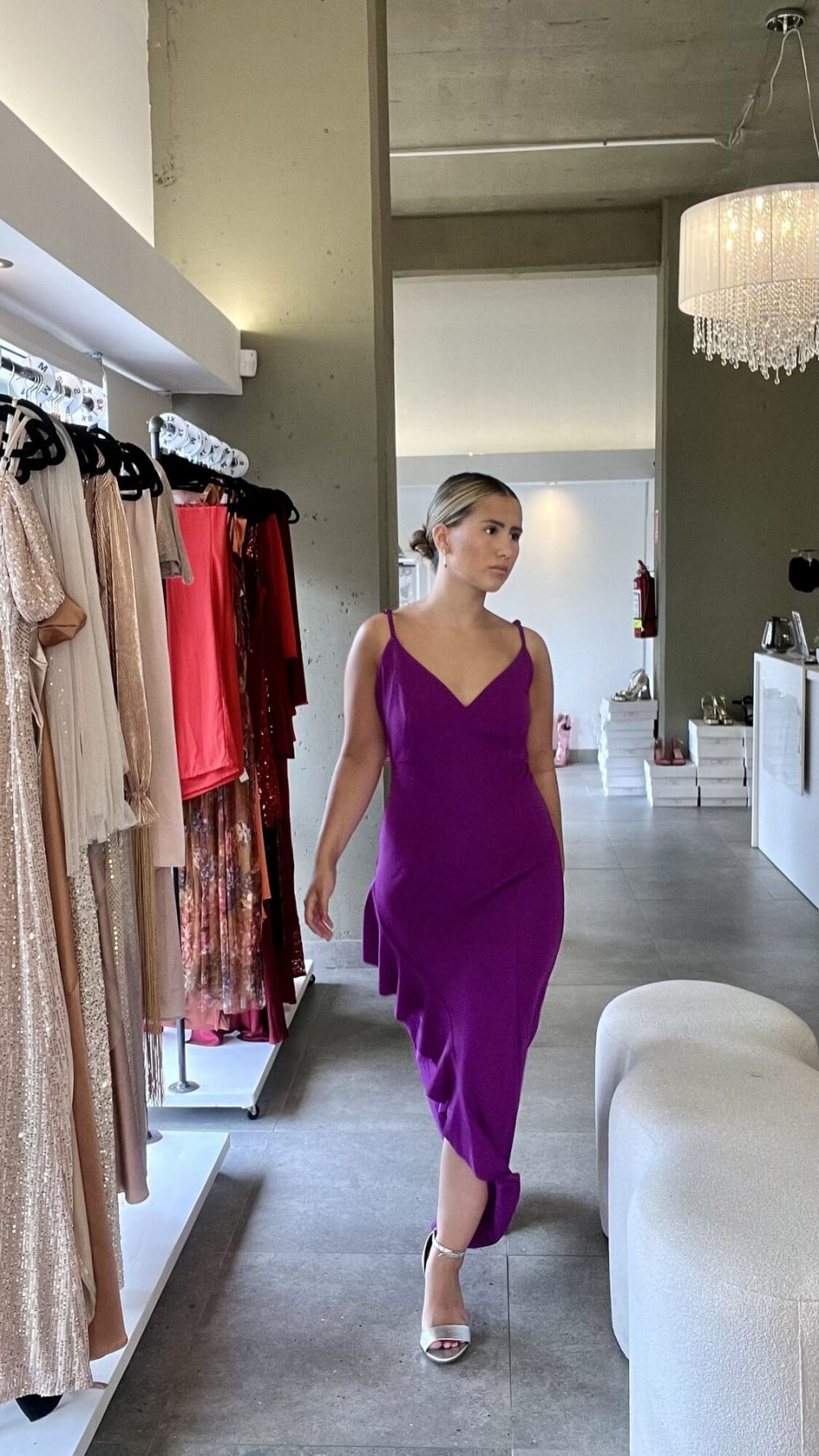 Vestido Largo con Tajo y Volados Violeta