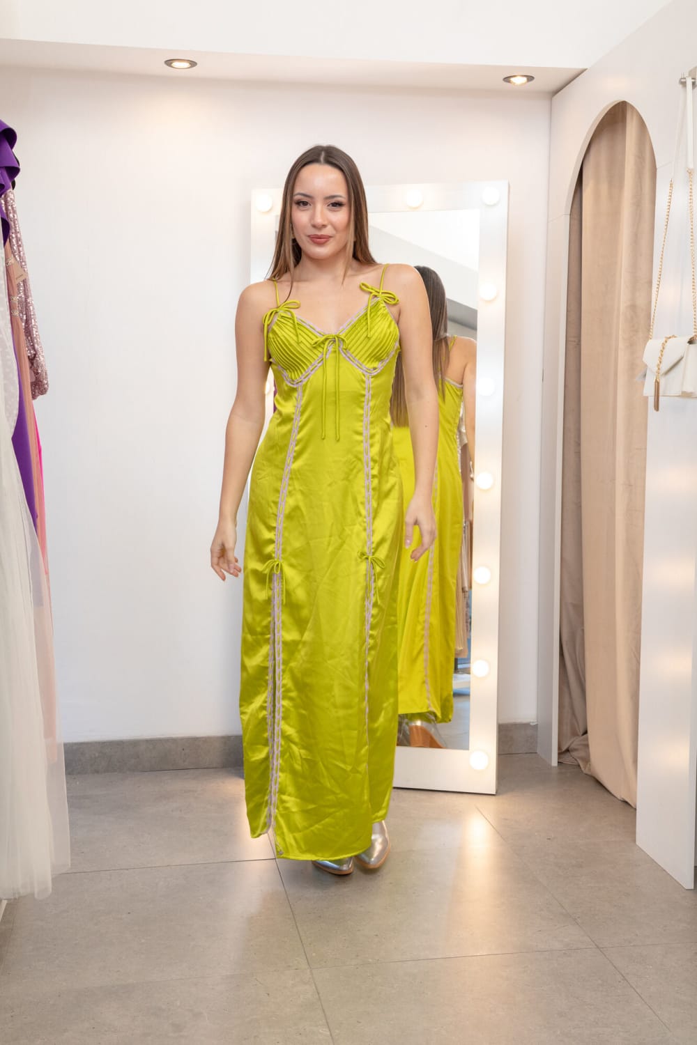 Vestido Largo de Satén Verde Lima con Moñitas