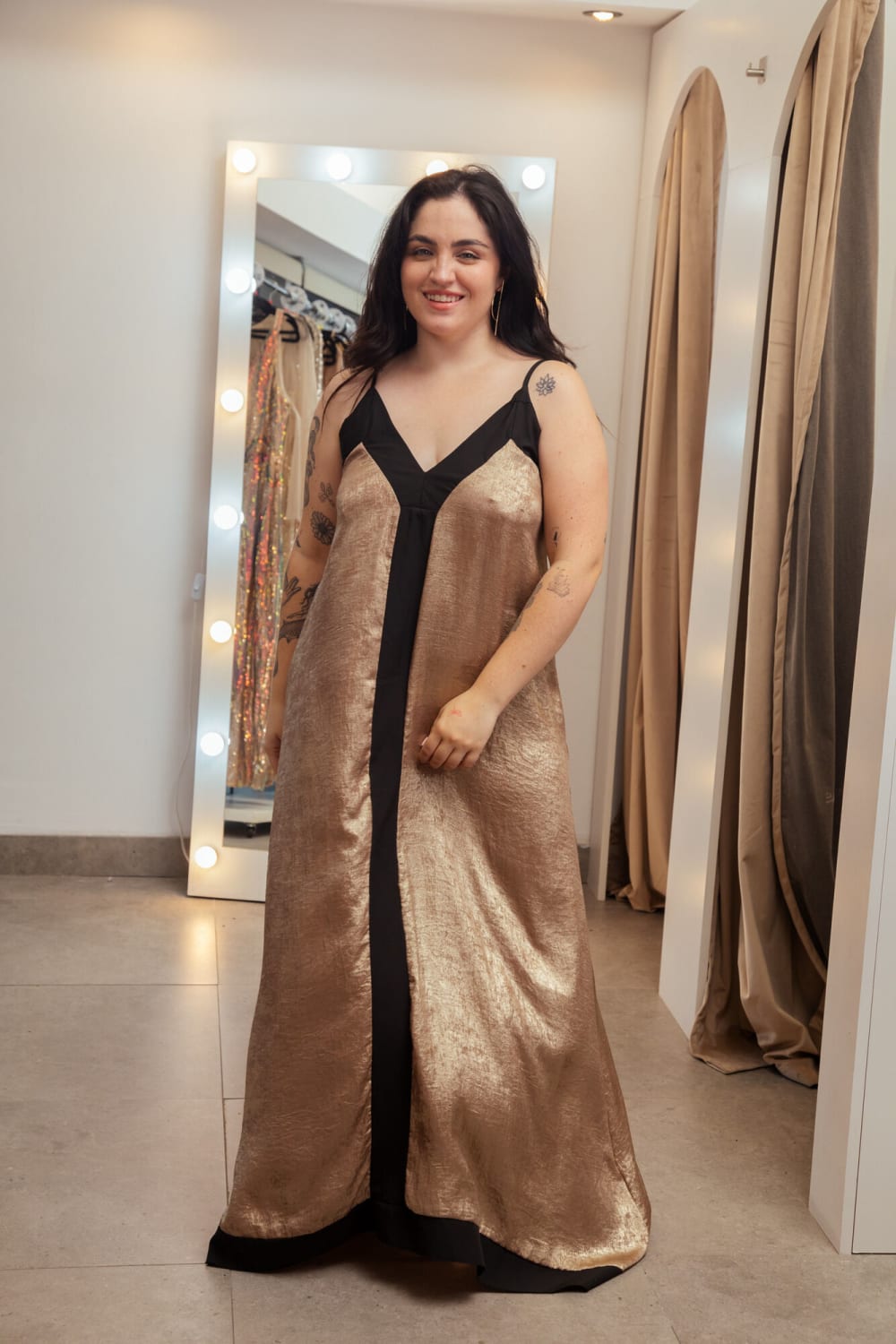 Vestido Largo Dorado con Linea Negra