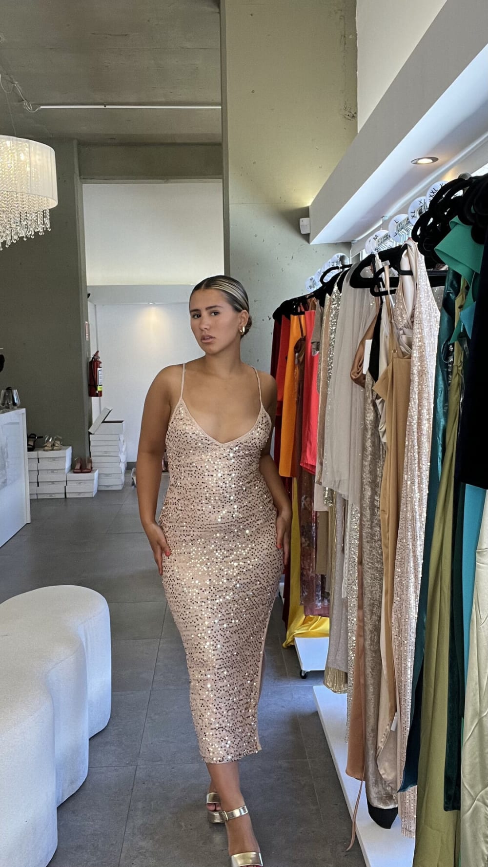 Vestido Largo Dorado con Tajo Lentejuelas