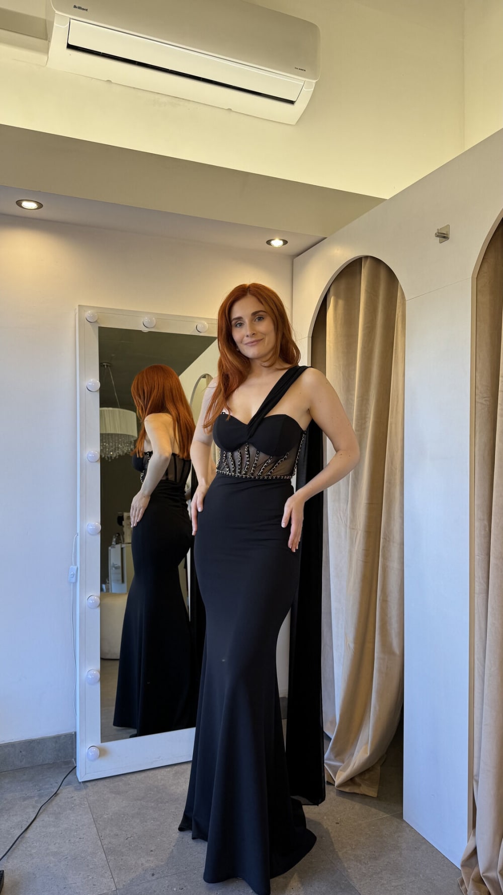Vestido Largo  Negro con Detalles en Dorado en Corset y Tira para Cuello