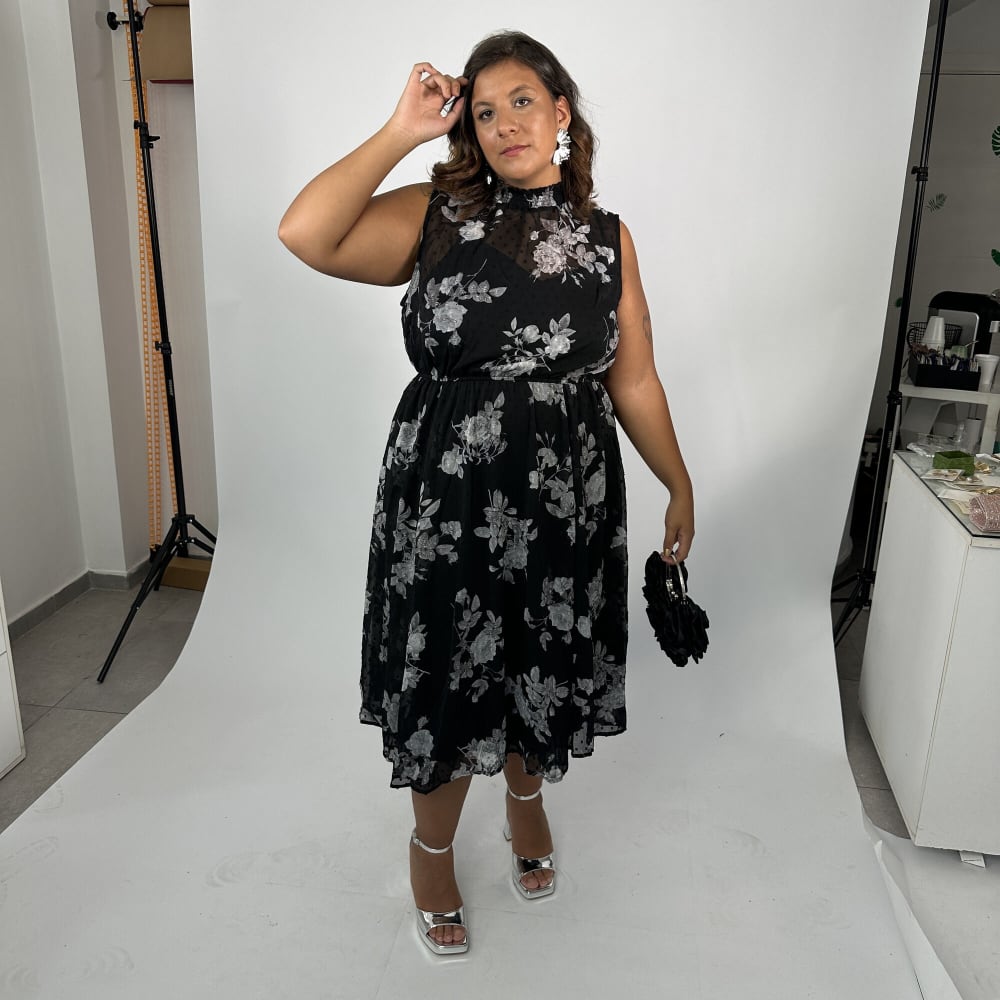 Vestido Largo Negro con Flores Grises sin Manga Talle