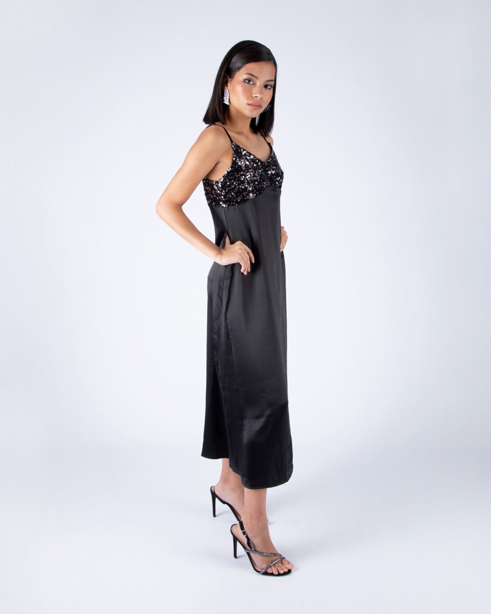 Vestido Largo Negro con Pecho Lentejuelas