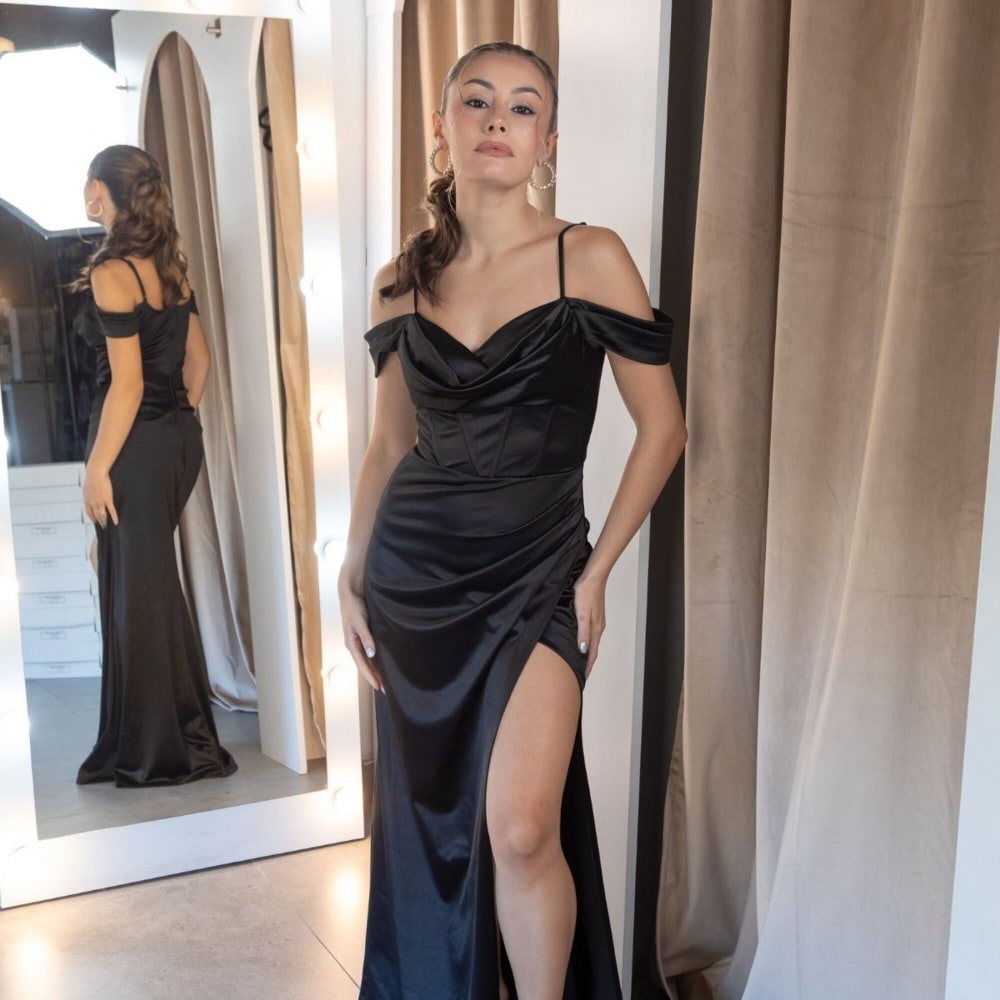 Vestido Largo Negro de Satén con Corset Hombros Caídos y Tajo