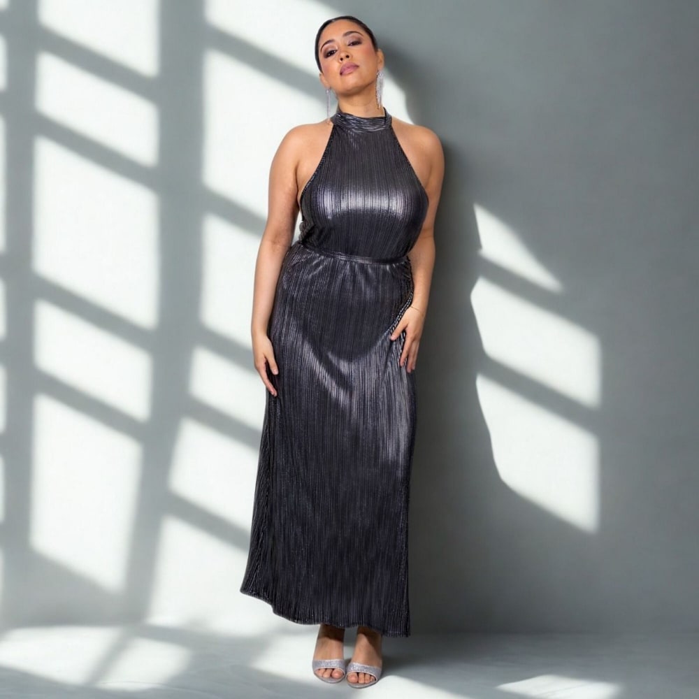Vestido Largo Negro Metalizado Plisado Vertical Escote Halter