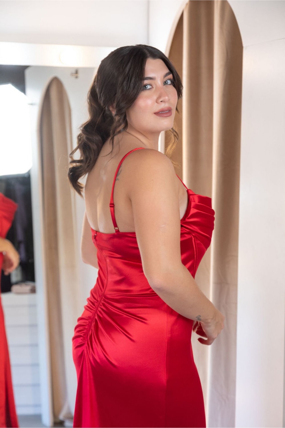 Vestido Largo Rojo Satinado con Corset y Tajo