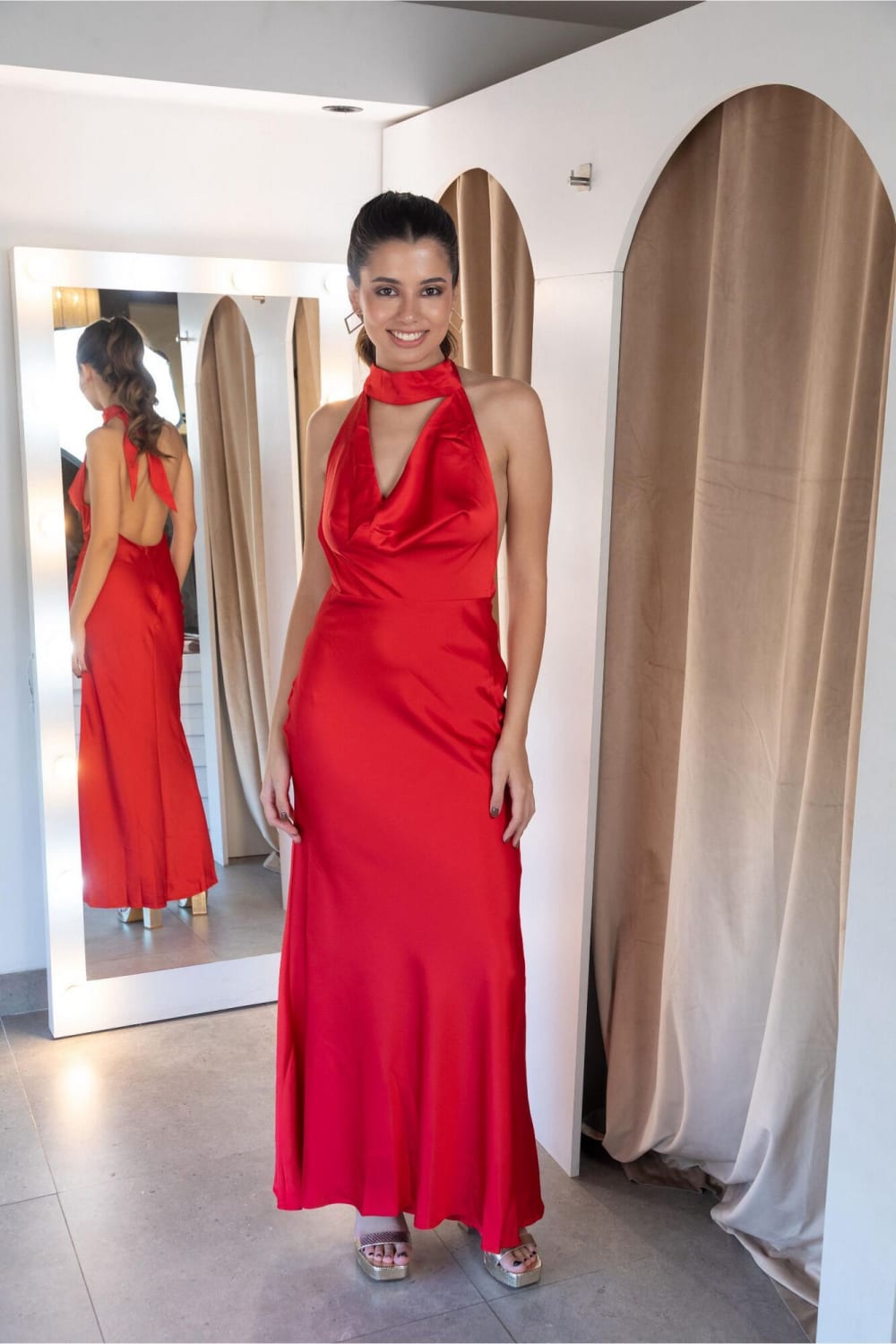 Vestido Largo Rojo Satinado con Escote Cascada