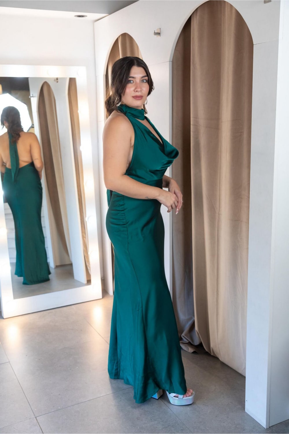 Vestido Largo Verde Esmeralda con Escote Cascada