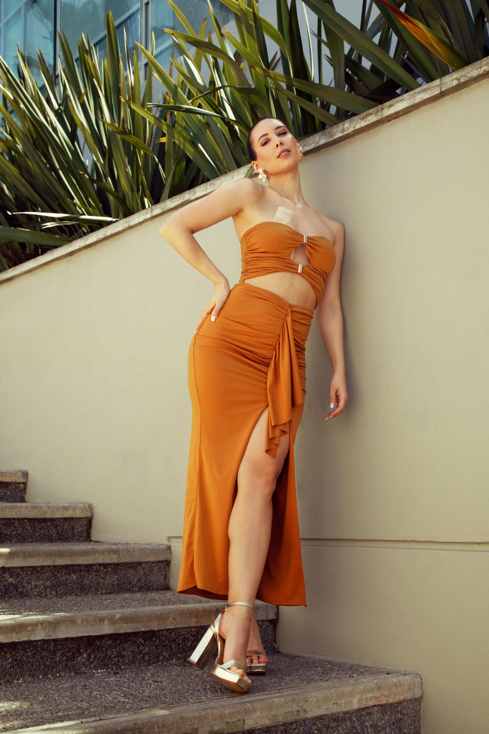 Vestido Marrón Cut Out con Hebillas Doradas