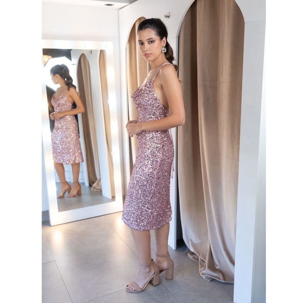 Vestido Midi Mauve con Lentejuelas Escote Drapeado y Espalda Lace-up