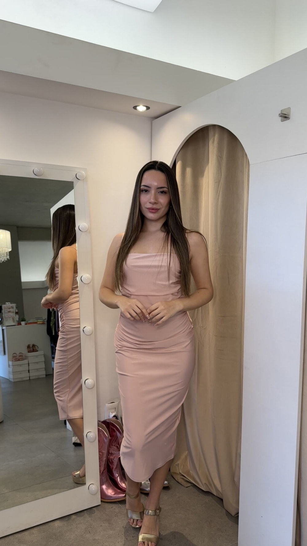 Vestido Midi Rosa Pasel con Frunce en Ambos Lados