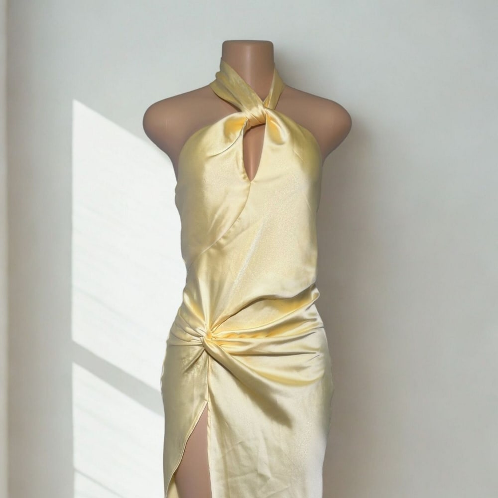 Vestido Mimosa — Amarillo Manteca Satén con Escote Halter