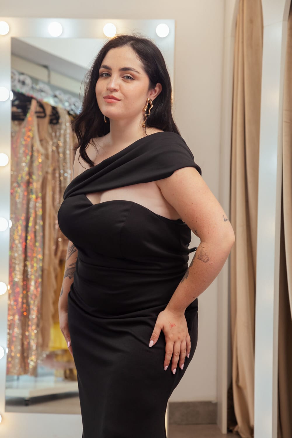 Vestido Negro con Escote Corazón Caido con un Hombro Caido