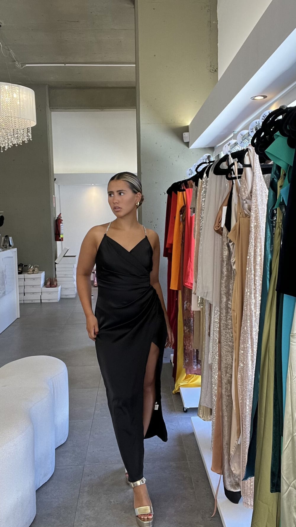 Vestido Negro con Tajo y Tiras de Brillo