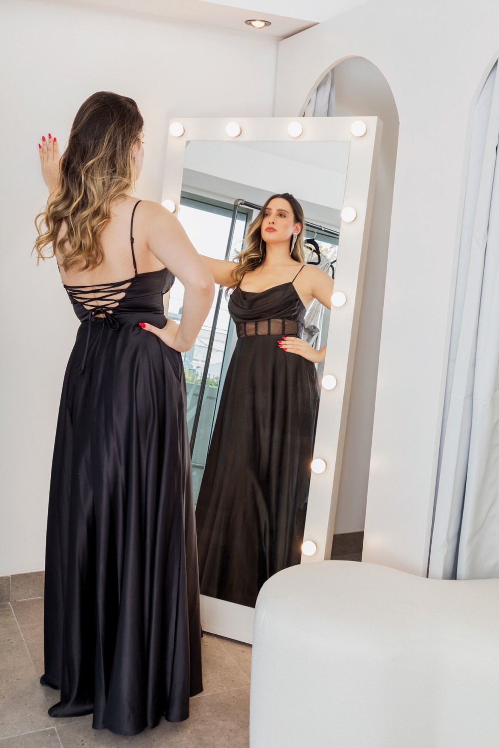 Vestido Negro Largo Tajo Espalda Cruzada con Escote Cascada
