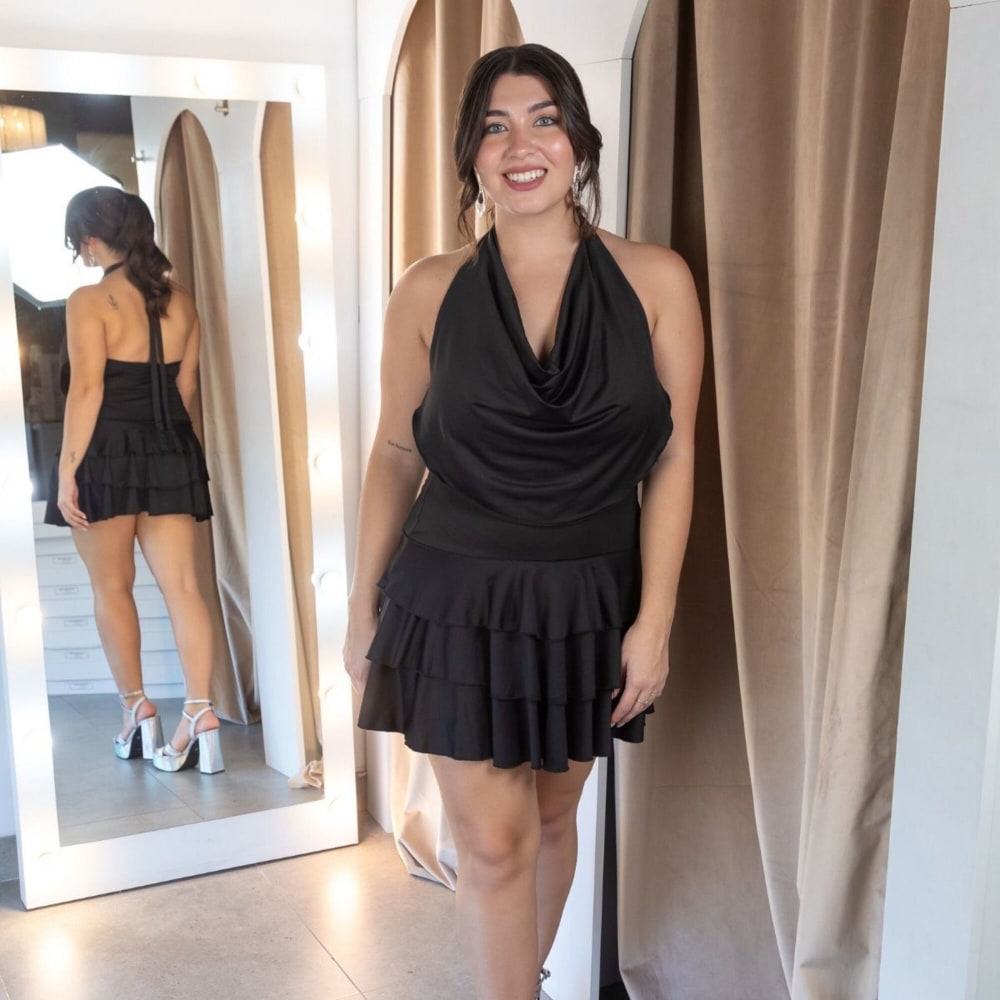 Vestido Negro Mini Halter con Escote Cascada y Falda de Volados