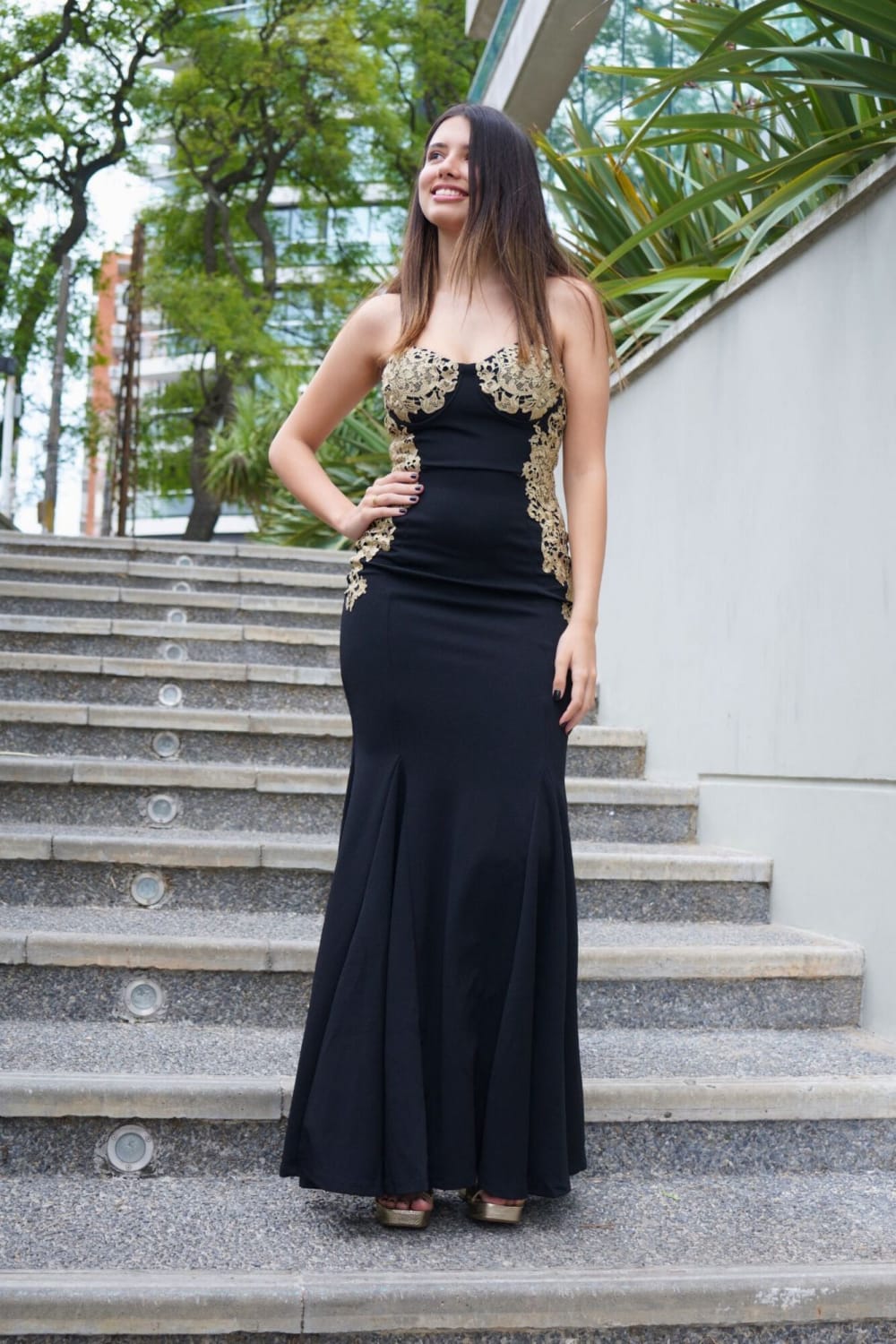 Vestido Sirena en Crepe con Apliques y Escote Corazón