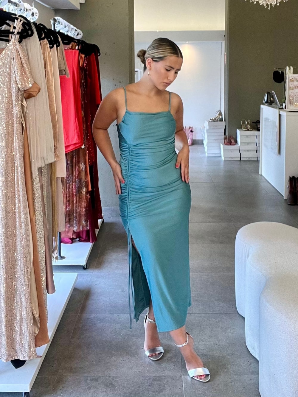 Vestido Jade — Turquesa con Frunce Central y Tajo