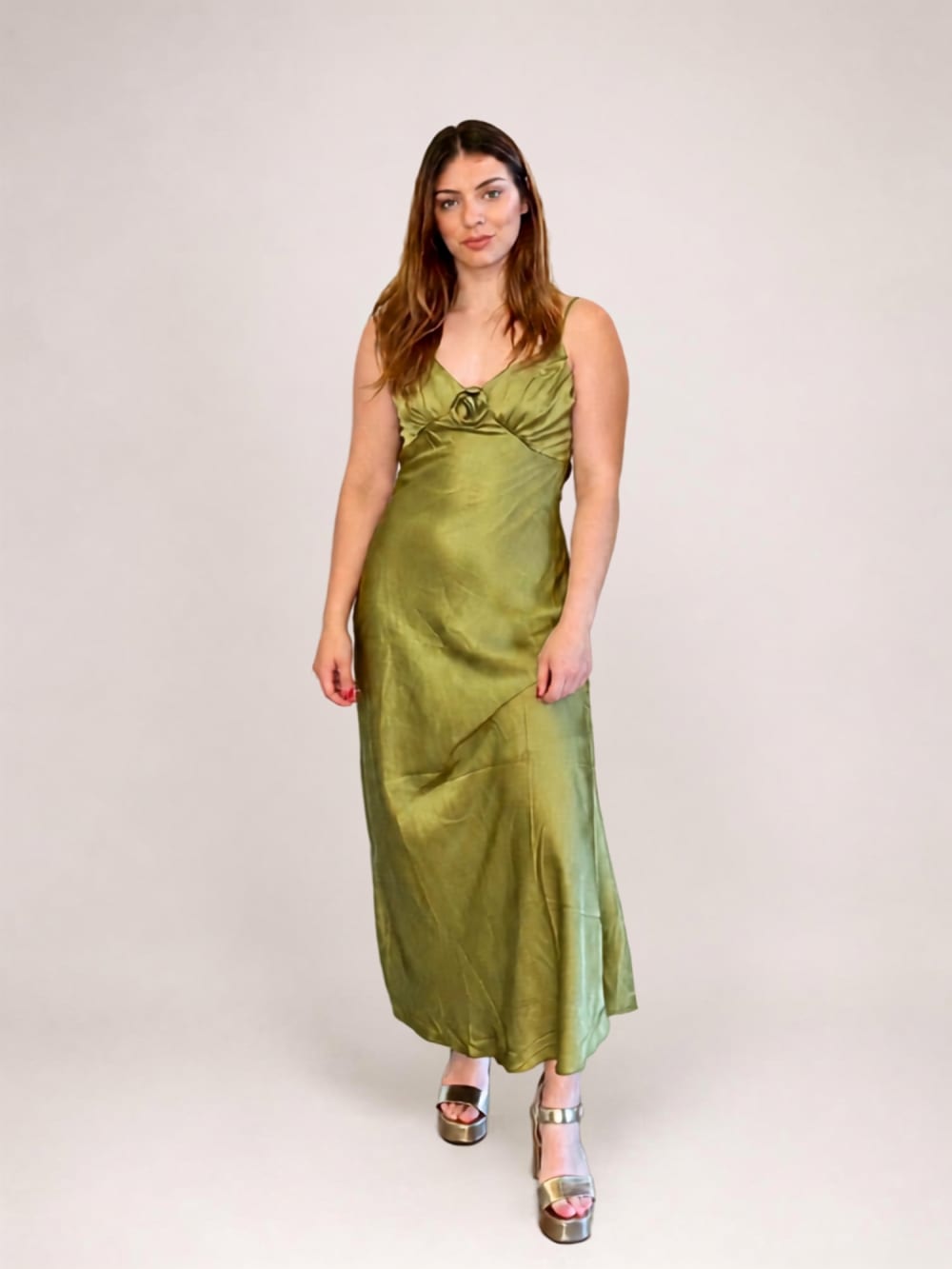 Vestido Verde con Aplique de Rosa en el Pecho