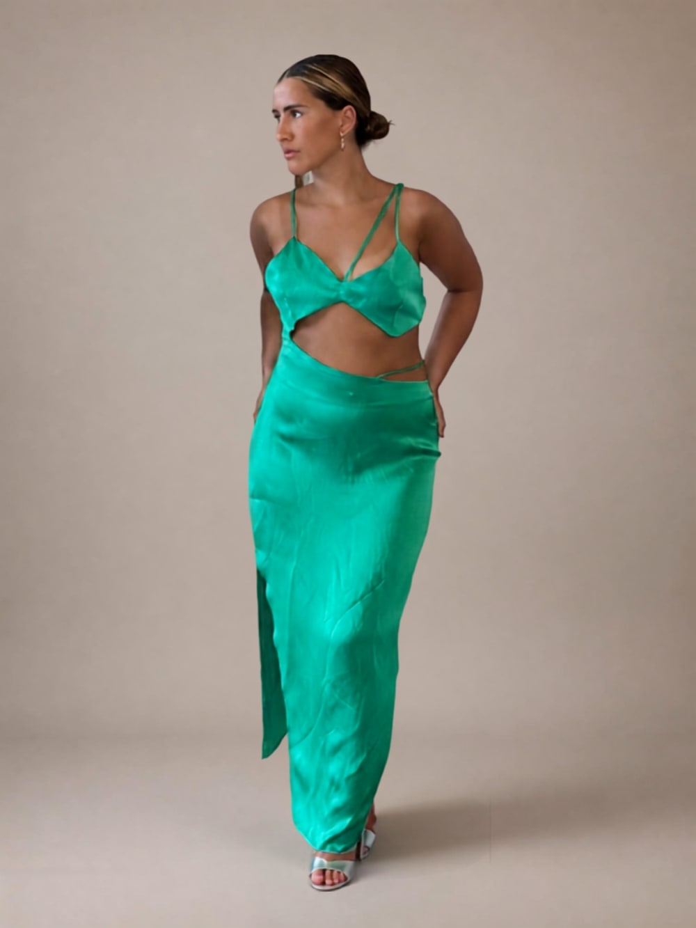 Vestido Verde con Abdomen Libre y Falda Tajo