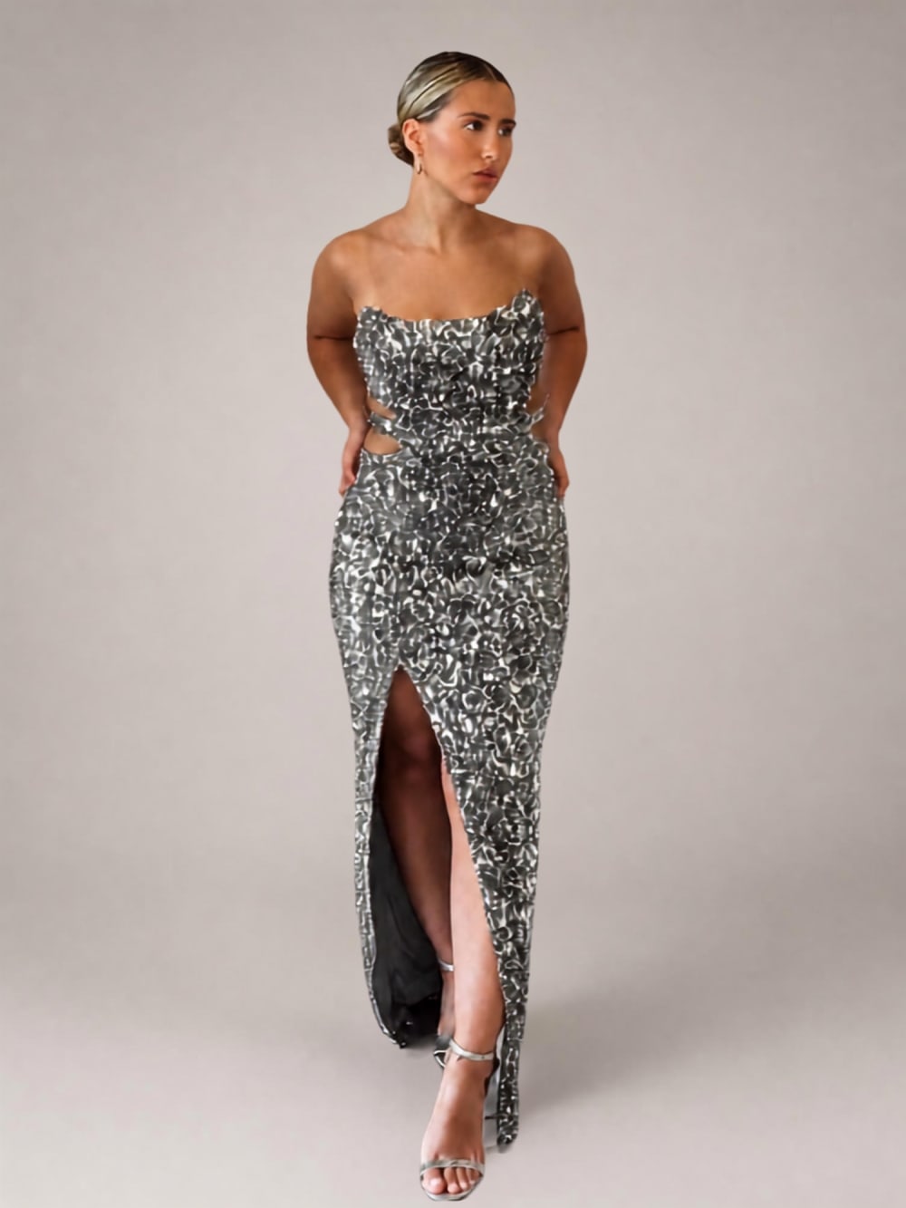 Vestido Plata Strapless Lentejuelas con Tajo