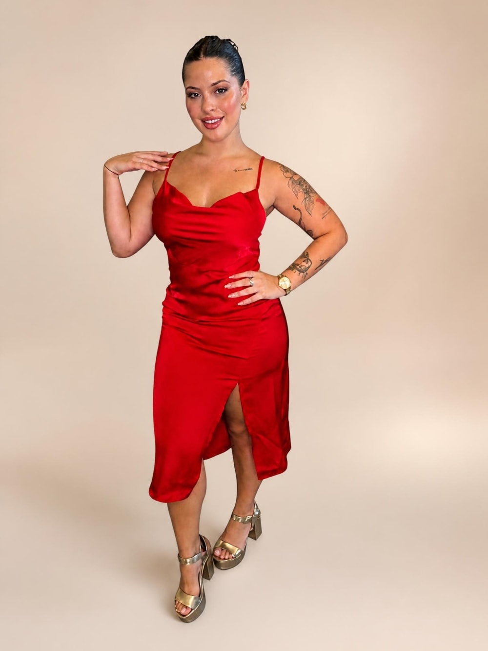 Vestido Midi Rojo con Taje Escote Cascada