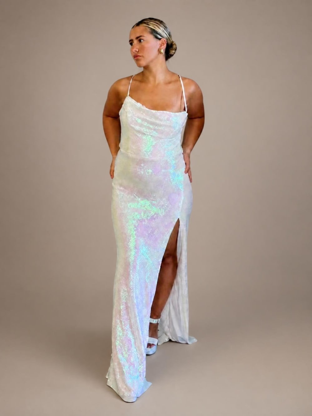 Vestido Largo Blanco Perlado con Lentejuelas Holográficas