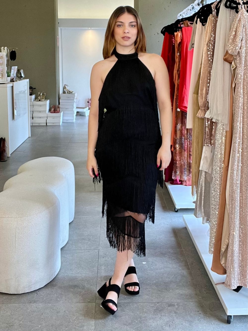 Vestido Negro Midi con Flecos Cuello Halter