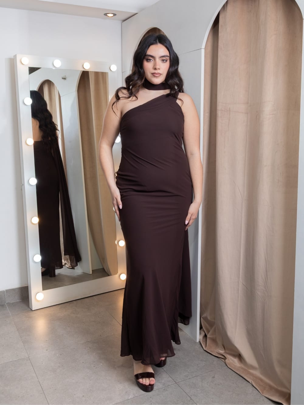 Vestido Largo Chocolate un Hombro con Pañuelo