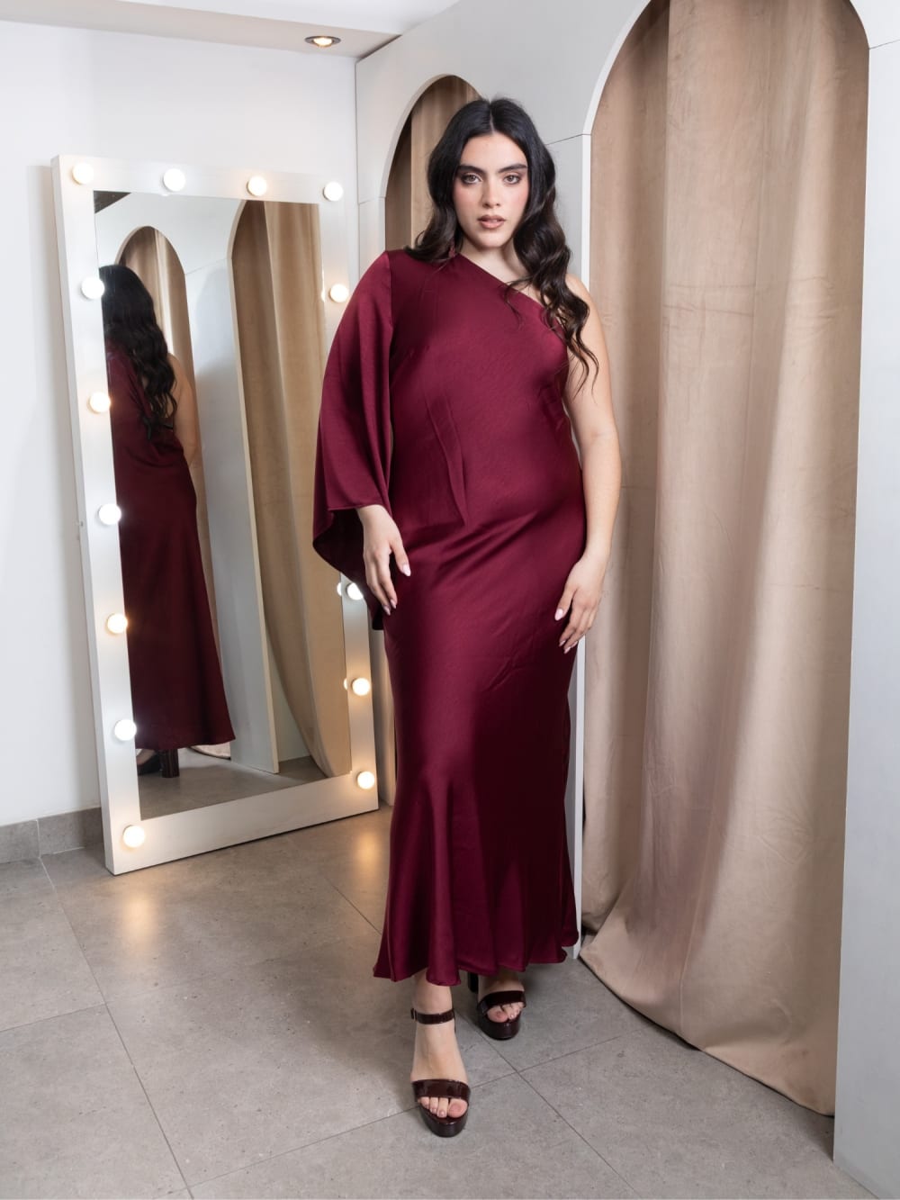 Vestido Borgoña — Maxi un Hombro en Satén Vino