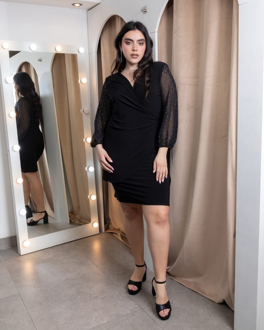 Vestido Midi Negro con Mangas de Gasa y Strass