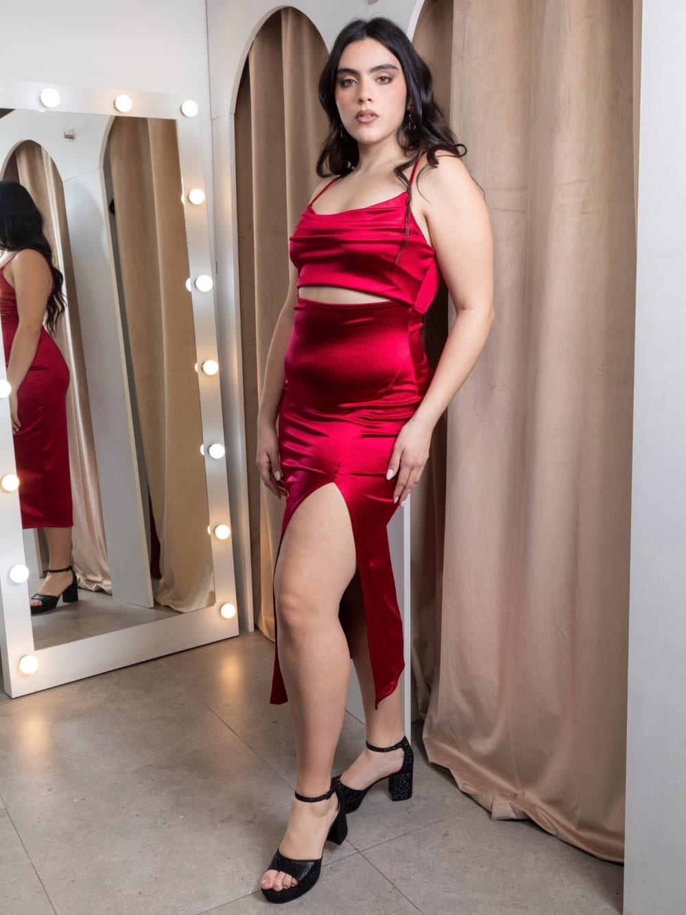 Vestido Cereza — Satén Rojo con Cut-out y Tajo Alto