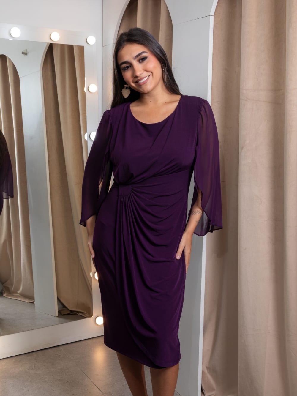 Vestido de Madrina Ciruela — Frunce a la Cintura y Mangas de Gasa