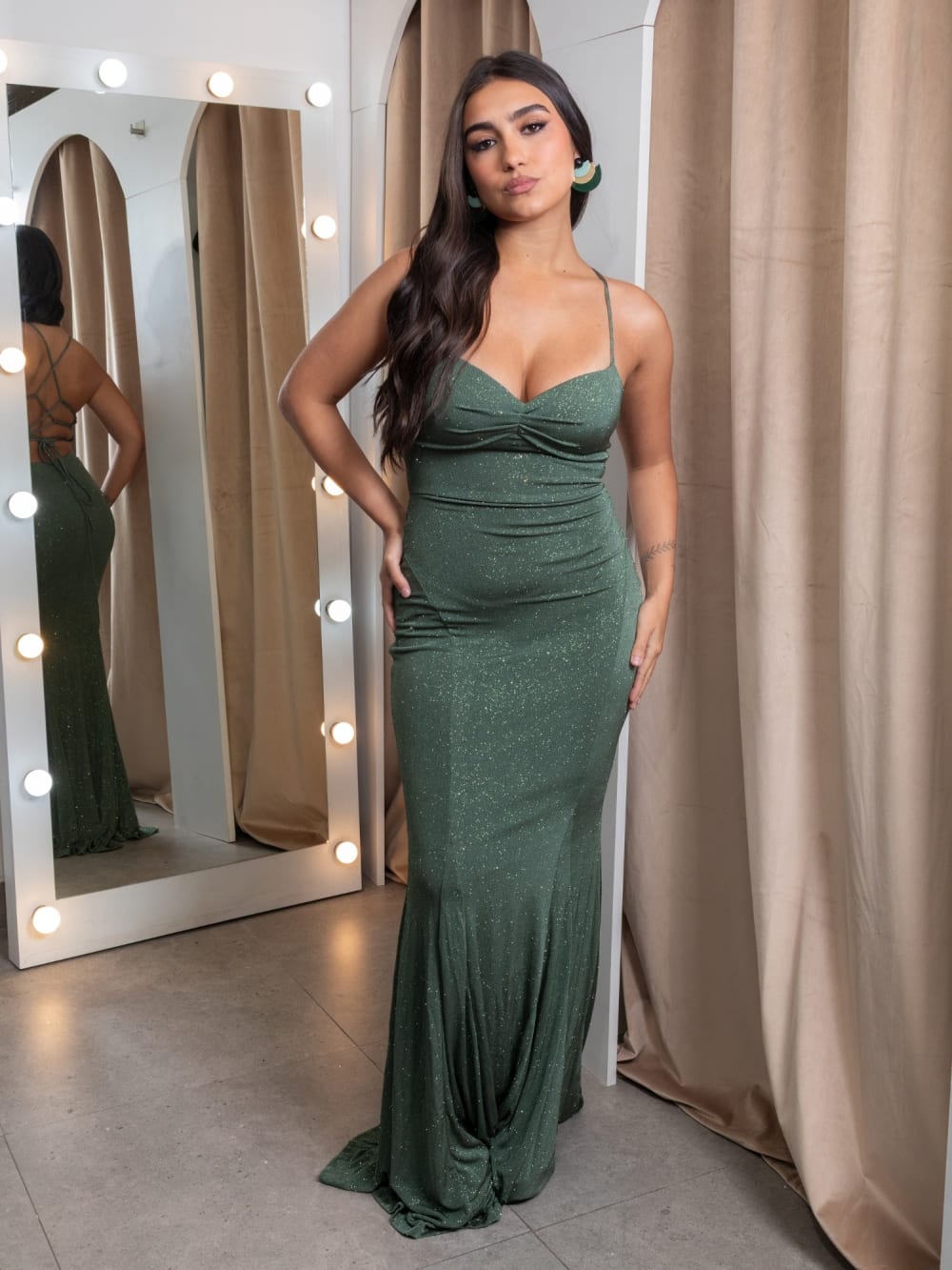 Vestido Olivo — Verde Escarchado con Espalda Lace-up y Cola