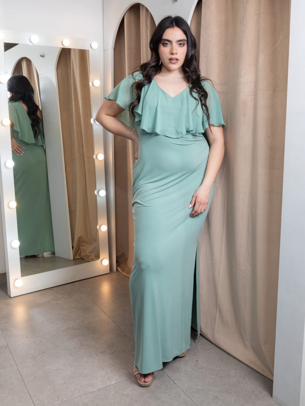 Vestido de Madrina Verde Salvia — Volado de Gasa, Drapeado Lateral y Tajo