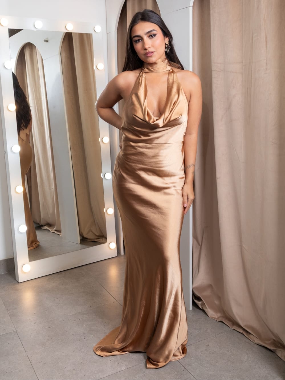 Vestido Topacio — Satén Dorado con Cuello Halter y Escote Cascada