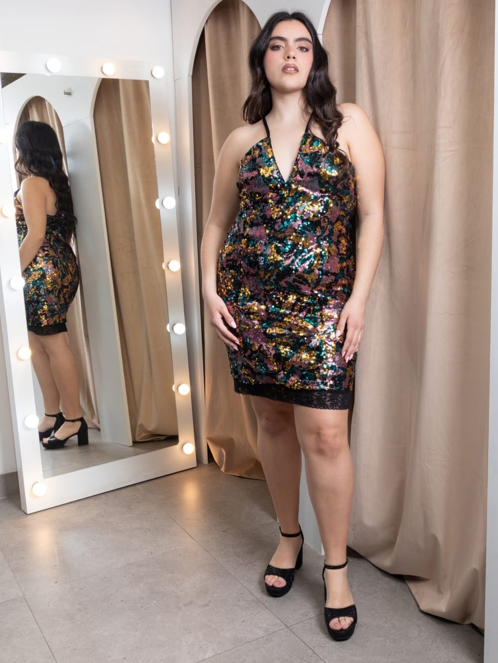 Vestido Corto Multicolor — Lentejuelas Tornasoladas con Halter y Encaje