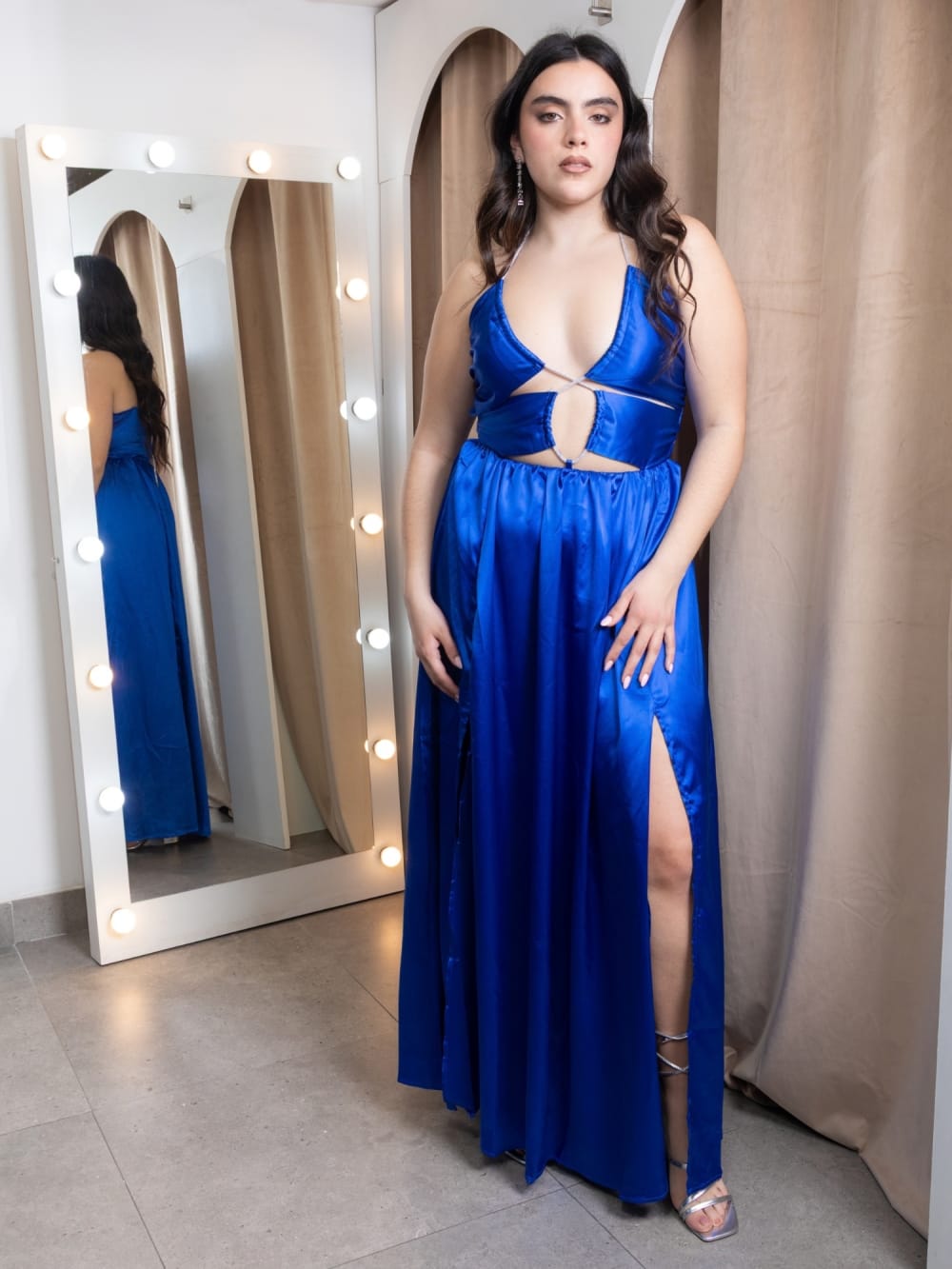 Vestido Índigo — Satén Azul Eléctrico con Cut-out y Tiras de Strass