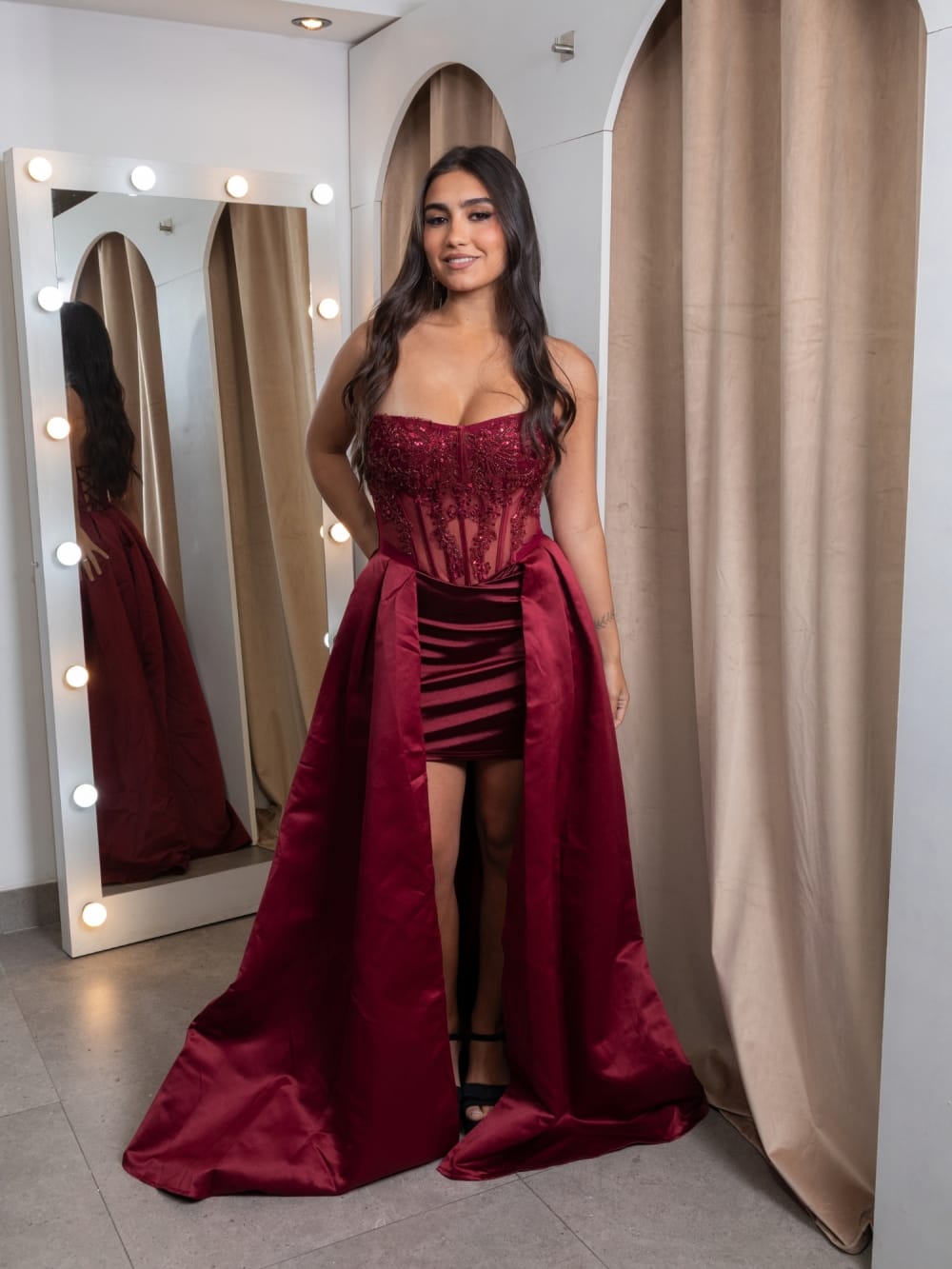 Vestido Granate — Corset de Encaje Bordado con Mini de Terciopelo y Sobrefalda con Cola